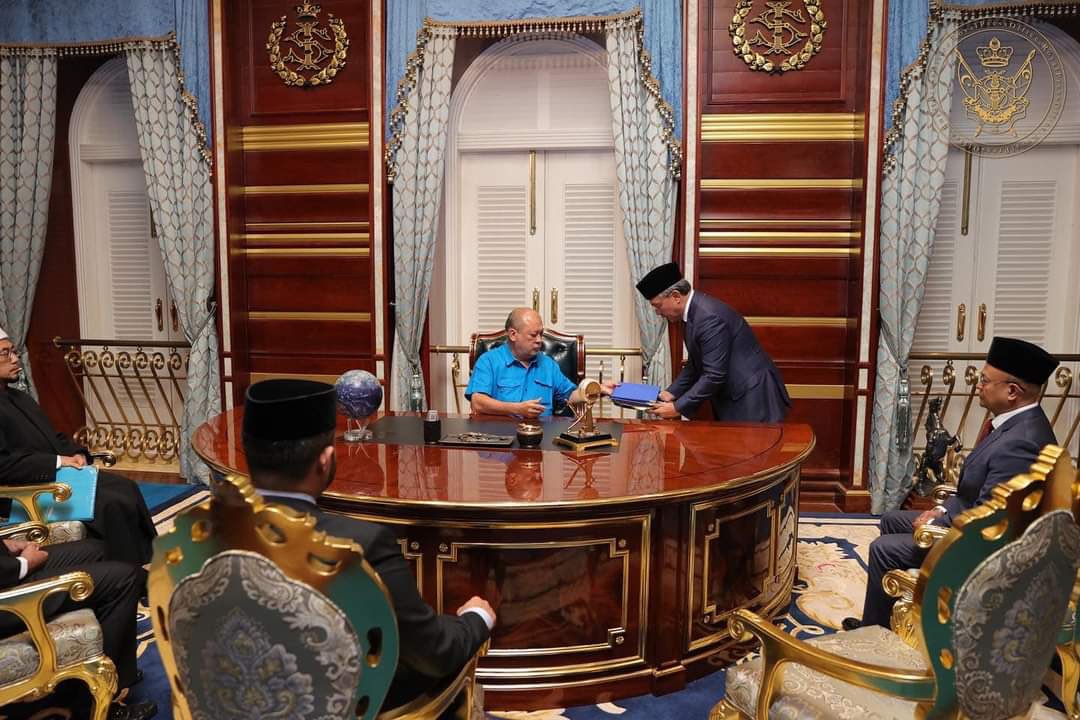 HRHJohorII's tweet photo. SULTAN IBRAHIM PERKENAN BUBAR DEWAN NEGERI JOHOR

DYMM Sultan Johor Sultan Ibrahim Ibni Almarhum Sultan Iskandar berkenan menandatangani watikah pembubaran Dewan Negeri Johor (DUN) untuk memberi laluan kepada Pilihan Raya Negeri (PRN).

https://t.co/MRyQoqI6xy https://t.co/eUOkP2sro4