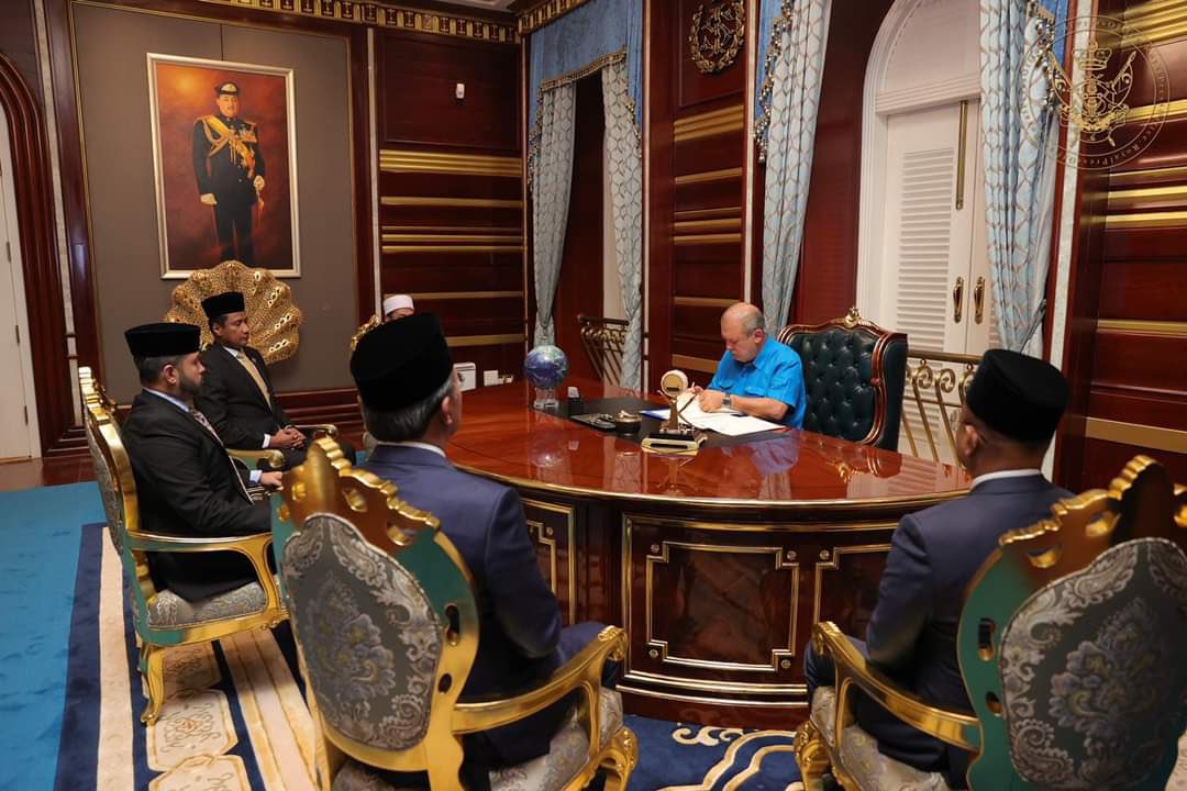HRHJohorII's tweet photo. SULTAN IBRAHIM PERKENAN BUBAR DEWAN NEGERI JOHOR

DYMM Sultan Johor Sultan Ibrahim Ibni Almarhum Sultan Iskandar berkenan menandatangani watikah pembubaran Dewan Negeri Johor (DUN) untuk memberi laluan kepada Pilihan Raya Negeri (PRN).

https://t.co/MRyQoqI6xy https://t.co/eUOkP2sro4