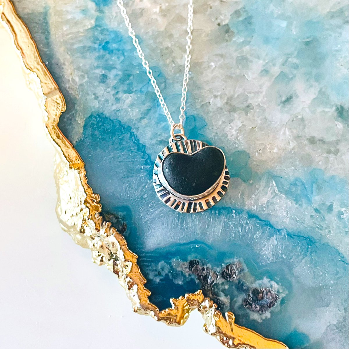 Valentines is coming! 💚
etsy.me/3KxcyKI 
#UKGiftAM #ukgifthour #earlybiz #ValentinesDaygifts #seaglass #necklace #loveislove