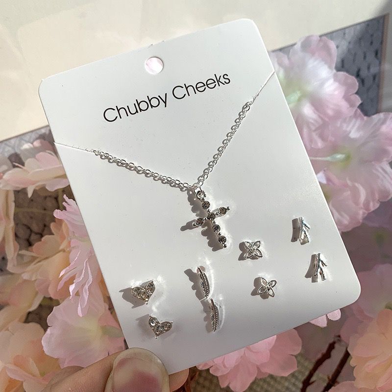 Shayospending's tweet photo. Product Detailπ: Necklace with earrings
Price: 2500
Delivery nationwide π
100% Non tarnish
Kindly send a dm to order
#jewelry #legchains #edmalor-the-brand #neclaces https://t.co/bn8qAUjXQR