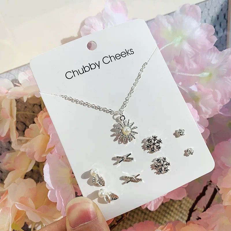 Shayospending's tweet photo. Product Detailπ: Necklace with earrings
Price: 2500
Delivery nationwide π
100% Non tarnish
Kindly send a dm to order
#jewelry #legchains #edmalor-the-brand #neclaces https://t.co/bn8qAUjXQR