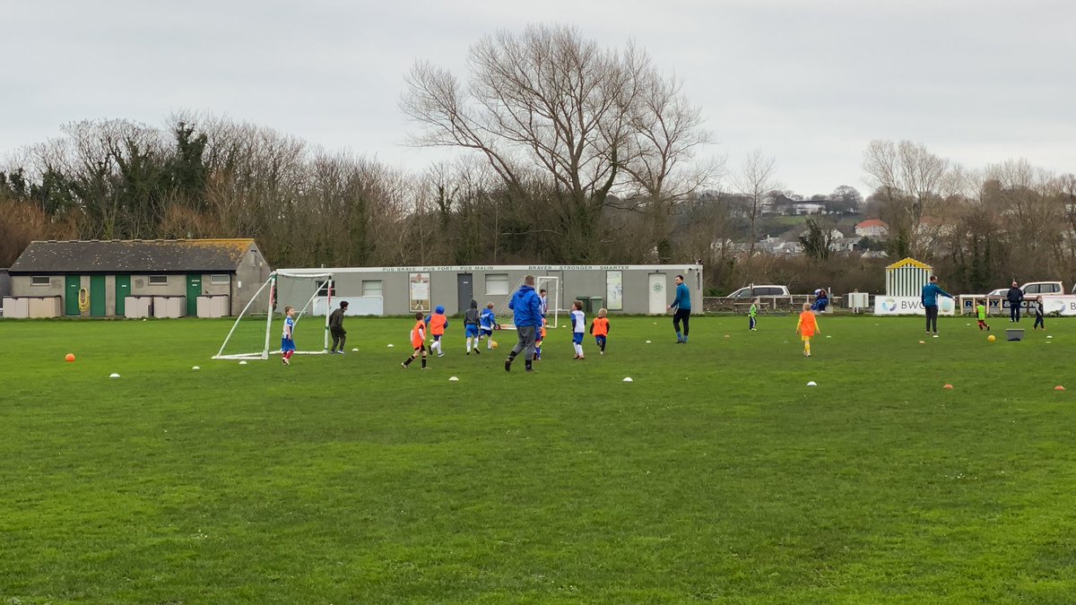 OfficialCLF's tweet image. Never easy losing a football match. Player or coach! Hate it if honest but this makes it all the better #inspiringyouth #developingcoaches @belsfcgsy today’s lineup minis&amp;gt;year 4 KGV&amp;gt;🍻 annnnnd relax 🔵⚪️