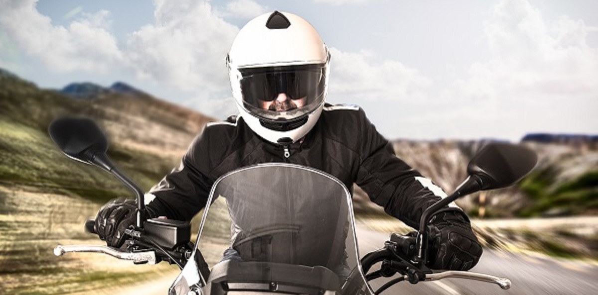 En la moto, tu equipamiento es tu carrocería. 
Protégete adecuadamente. Con guantes, botas, casco integral, pantalón y chaqueta con airbag si es posible.

Porque en caso de siniestro, el riesgo de morir para un motorista se multiplica X 17. 
#Motauros #SeguridadVIal