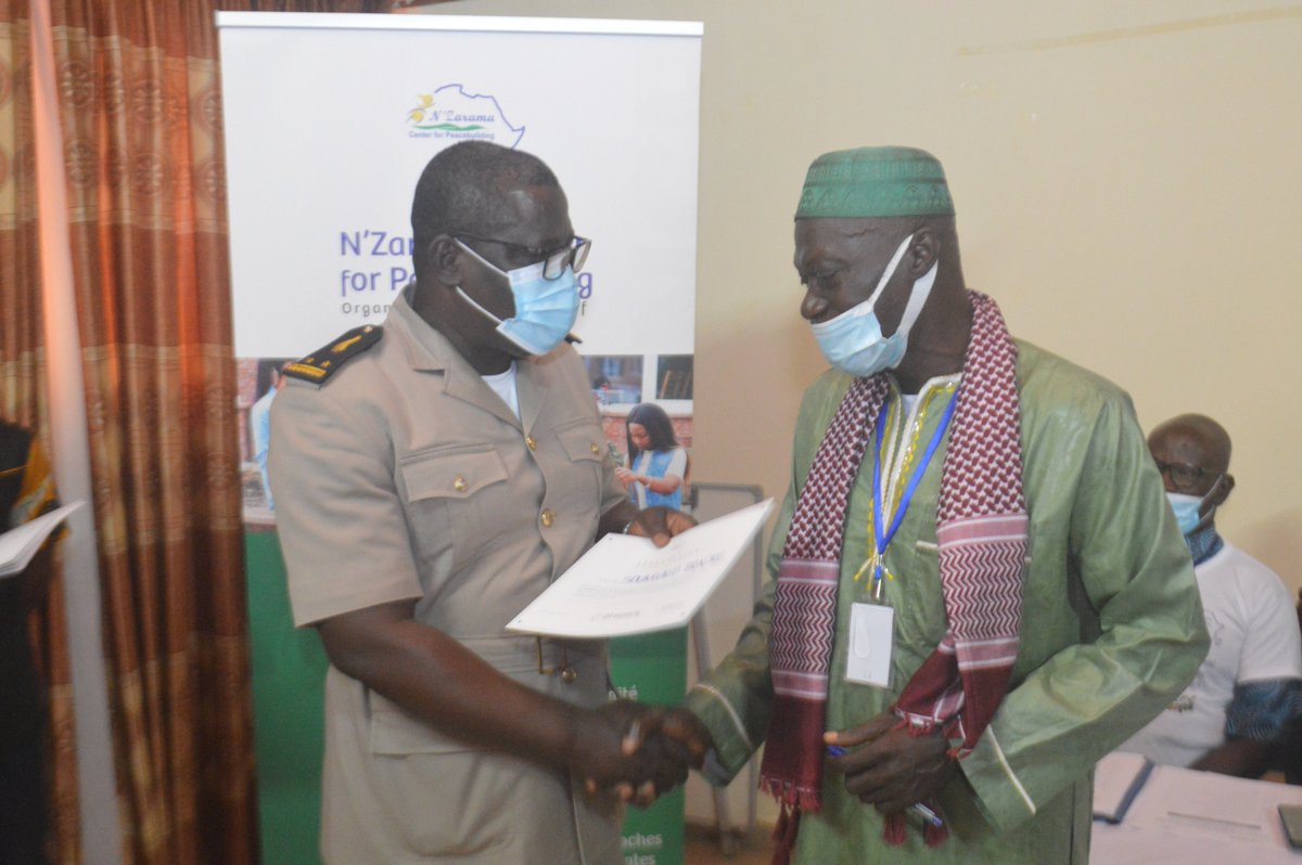 NzaramaNCP's tweet photo. Dialogue intergénérationnel pour prévenir et contrer l'extrémisme violent en Côte d'Ivoire.

Jour 2: Formation et remise d'attestation aux participants
#paix #dialogue #nzarama #ferkessedougou #formation https://t.co/WX9uC65Jk3