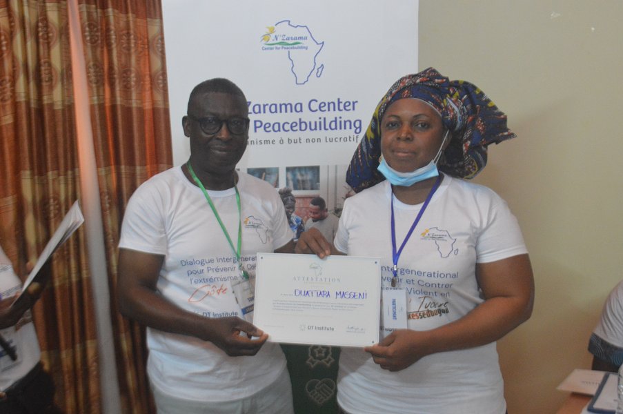 NzaramaNCP's tweet photo. Dialogue intergénérationnel pour prévenir et contrer l'extrémisme violent en Côte d'Ivoire.

Jour 2: Formation et remise d'attestation aux participants
#paix #dialogue #nzarama #ferkessedougou #formation https://t.co/WX9uC65Jk3