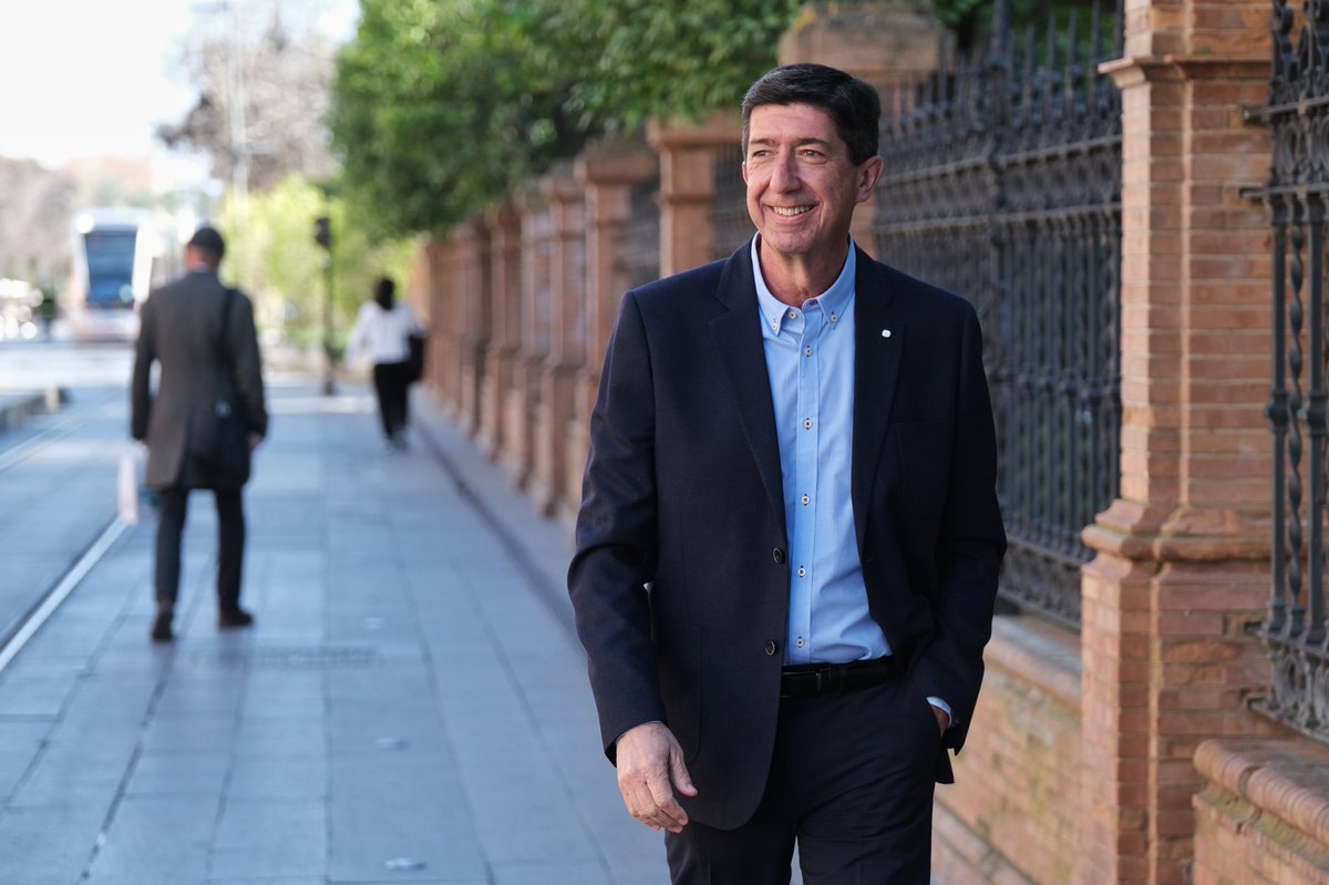 JuanMarin_'s tweet photo. Tal día como hoy tomé posesión como vicepresidente de @AndaluciaJunta. Tres años de lucha, sacrificio y mucho trabajo para mejorar el bienestar de los andaluces. Miro hacia el futuro con el deseo de continuar transformando #Andalucía. Antes las personas que las siglas. Seguimos! https://t.co/u00R7z3130