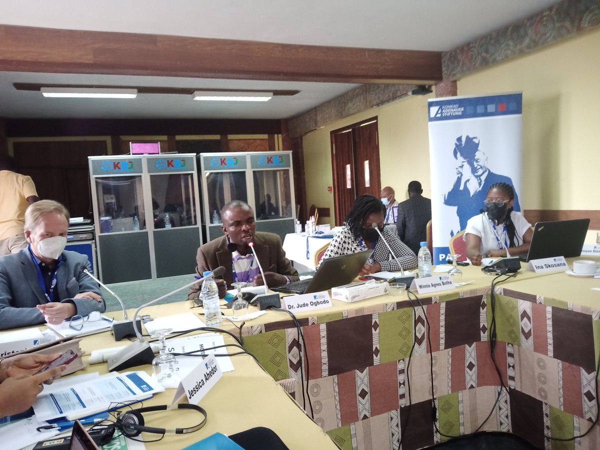 mbeng_boum's tweet photo. Comment améliorer le journalisme de santé en Afrique ?
Entre coursus universitaire et le mentorat. Quelle option choisir ?
@KasMedia Conférence sur le journalisme de santé, 2022- reportage à l'époque de Covid et au-delà.
Qu'en pensez-vous?
@DrManaouda @ChristophPlate @Nakkazi https://t.co/aQHJmIBWDQ