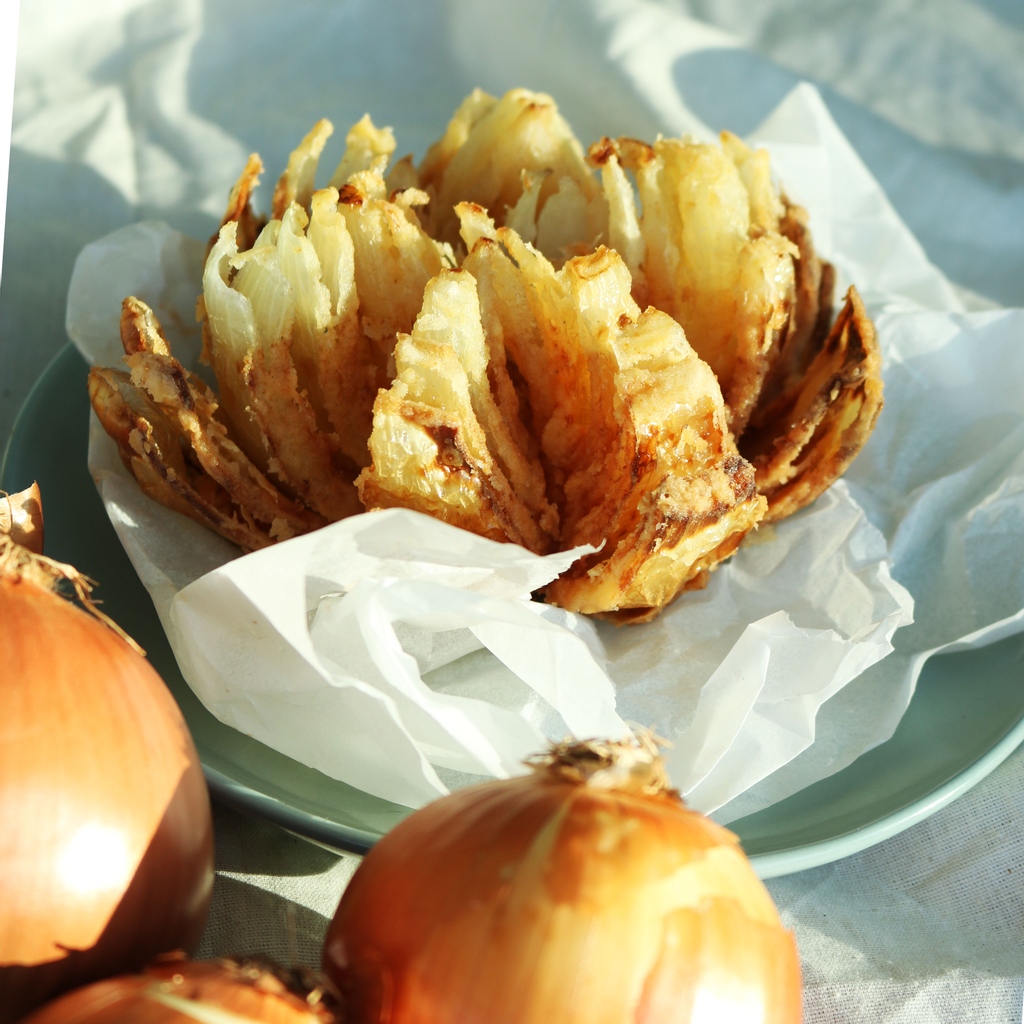 findrcpes's tweet photo. You can now make your own Blooming Onion right in the comfort of your own kitchen at your convenience! If you like onion rings or onion straws then you are sure to love these crispy onions.

#recipes #starters #appetizers
#fingerfood #appetizerideas #smallbites #easyappetizer https://t.co/JF4TawvrEU