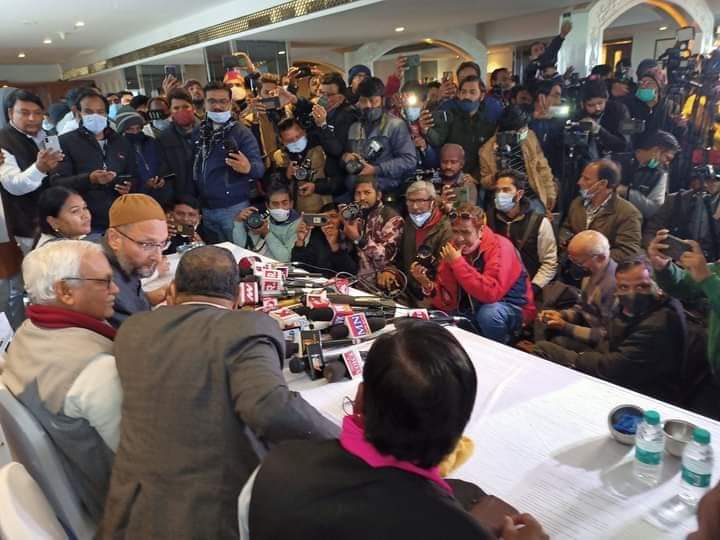 2022 में उत्तर प्रदेश में होगा सत्ता परिवर्तन
#लखनऊ_में_प्रेसवार्ता_चल_रही_है
#भागीदारी_परिवर्तन_मोर्चा
मा वामन मेश्राम साहब
राष्ट्रीय अध्यक्ष भारत मुक्ति मोर्चा
मा असदुद्दीन ओवैसी साहब
राष्ट्रीय अध्यक्ष AMIM
मा बाबू सिंह कुशवाह
राष्ट्रीय अध्यक्ष जनधिकार पार्टी ..