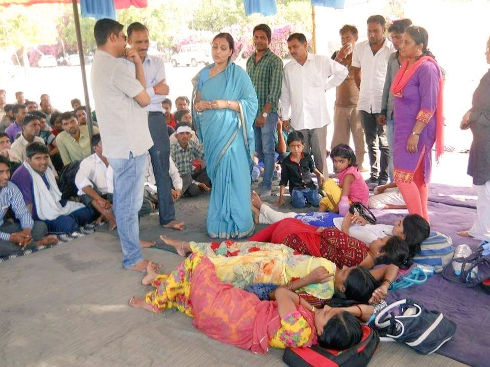 <a href="/NATIONALNEWSDM/">DAINIK NATIONAL NEWS DIGITAL MEDIA</a> <a href="/ashokgehlot51/">Ashok Gehlot</a> #MeraJobKabMilega?

➡️राजस्थान में
#पूर्व_कंप्यूटर_अनुदेशक_सेवा_बहाली_कब 
#पूर्व_कंप्यूटर_अनुदेशकों_की_सेवाबहाली_कब 
<a href="/ashokgehlot51/">Ashok Gehlot</a>
<a href="/DrBDKallaINC/">Dr. Bulaki Das Kalla</a>
@DRathore_INC
<a href="/Hemaram_INC/">Hemaram Choudhary</a>
<a href="/dsrajpurohit291/">Doonger Singh</a>
<a href="/JournoVijender/">Vijender Solanki 🇮🇳</a>
<a href="/vijaysharmahnd/">Vijay kumar sharma</a>
<a href="/Sumitkumaar_/">Sumit Subhash Gupta ( Zee Media )</a>
<a href="/Swap_Anchor/">Swapnil Vairagi</a>
<a href="/JournalistHite1/">𝐇𝐢𝐭𝐞𝐬𝐡 𝐏𝐫𝐚𝐬𝐚𝐝 𝐕𝐚𝐢𝐬𝐡𝐧𝐚𝐯 🐦</a>
<a href="/ManiSharrma/">Mani Sharma ( NDTV )</a>