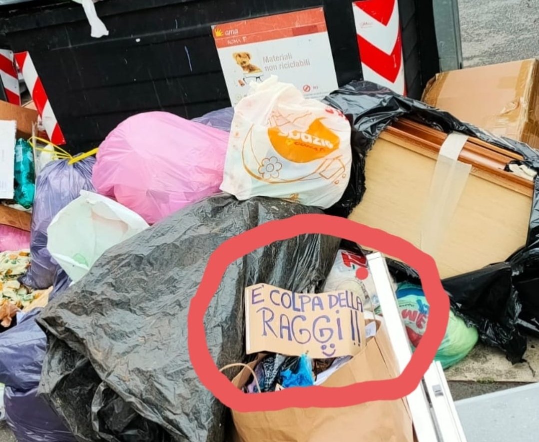 Un appunto all’autore di questo scritto: si scrive “è colpa daaaaa’ Raggi”, non “è colpa della Raggi”.L’ironico cartello spuntato su questa catasta di rifiuti è una delle tante voci cittadine che, evidenziano la disastrosa gestione dei rifiuti da parte di #Gualtieri.