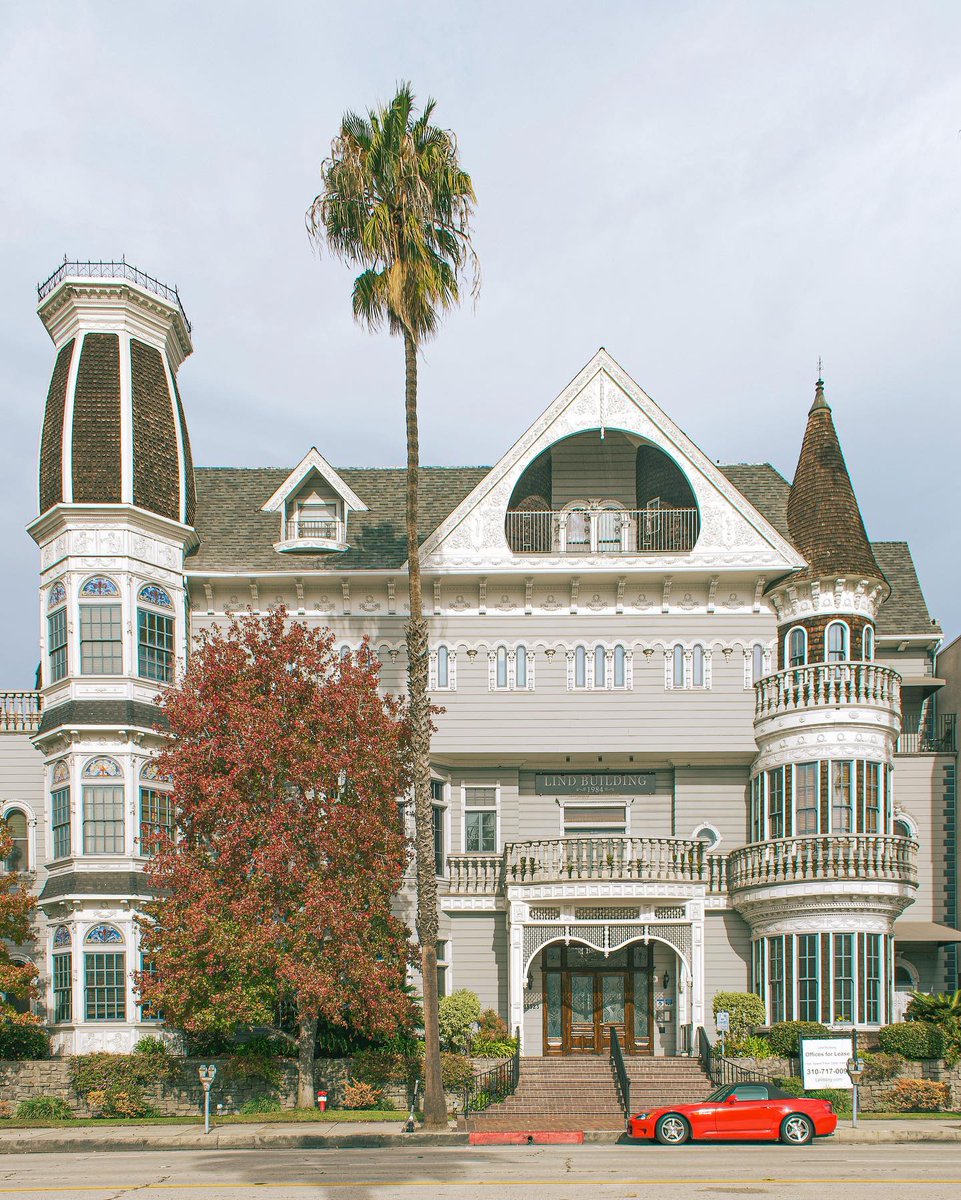 #Architecture 🏘️ Awesome of the Day ⭐
➡️ White #Victorian House 🏠 With Turrets 📸 https://t.co/TxPnYaDZMh via @HousesVictorian #SamaPlaces 🗺
➡️ View More #SamaCollection 👉 https://t.co/Kugls3IJqU