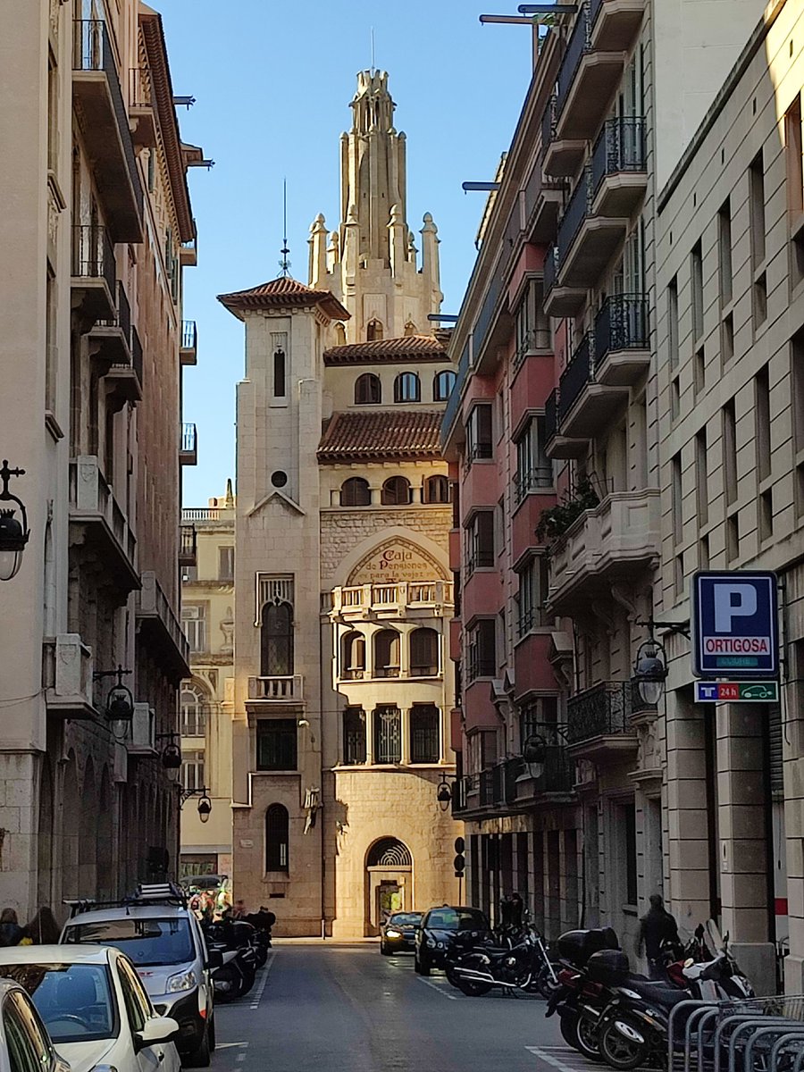 AVLaCreuAlta's tweet photo. Arribem a la següent parada al carrer #Jonqueres, dedicat al monestir de Santa Maria de Jonqueres, que va estar molt més temps que al Clot (30anys). Aquí va estar des del 1318 fins al 1869 https://t.co/3gU1oiZdI6