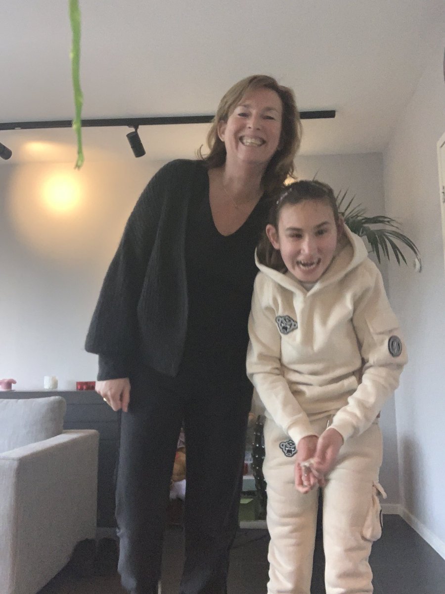 natasjakatinka's tweet photo. Even een selfie samen en hier moet dit bijzondere meisje zo om lachen als ik snel kom rennen naar de plek ππ₯° #zelfontspanner π https://t.co/OTmKNvFPgh