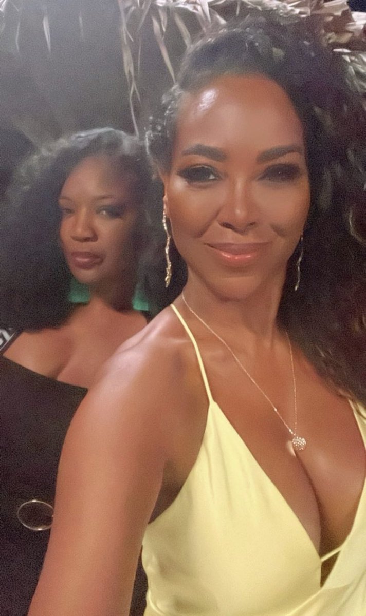 TheRhoaTalk's tweet photo. Okay Kenya!😍🍑 #RHOA https://t.co/QOvrHZzhhZ