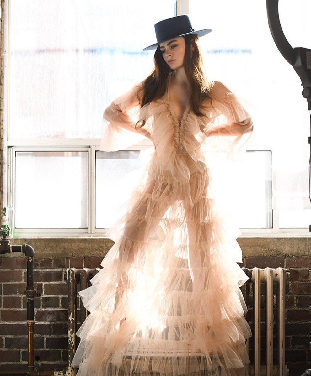 PHOTO | "taken approx. 2 minutes before I burnt my leg on that radiator...", Lola Flanery via IG.