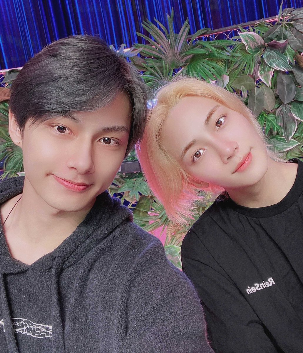 everymelothings's tweet photo. 아니 윤정한
사진 같이 찍는 상대에 따라서 그 사람 얼굴이랑 결 비슷해지는 거 볼사람 ㅠㅠㅋㅋㅋ https://t.co/Jr6I9ycIbL