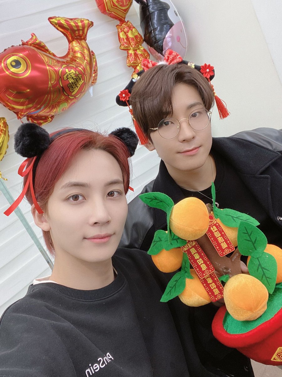 everymelothings's tweet photo. 아니 윤정한
사진 같이 찍는 상대에 따라서 그 사람 얼굴이랑 결 비슷해지는 거 볼사람 ㅠㅠㅋㅋㅋ https://t.co/Jr6I9ycIbL