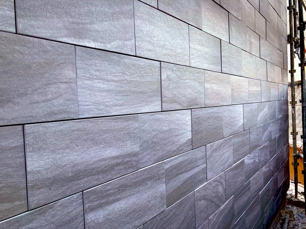 新体制によるタイル施工
木造モルタル下地への弾性接着剤張りで、400×200サイズの石調タイルです。
厚みの違う2種類のタイルが表情を与えて、重厚感と見応えのある仕上がりとなっています。
足場が無くなるのが楽しみです。
住宅外壁のアクセントに是非！！

＃タイル　＃タイル工事