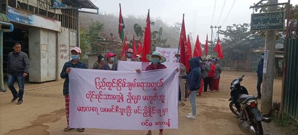 PAN60827910's tweet photo. Locals from Hpa-Kant Tsp marched in support of @NUGMyanmar,PDF,KIA, NUCC and protested against Genocidal Dictatorship.

#SanctionMOGE
#2022Jan22Coup
#WhatsHappeningInMyanmar https://t.co/PouoO7iyHW
