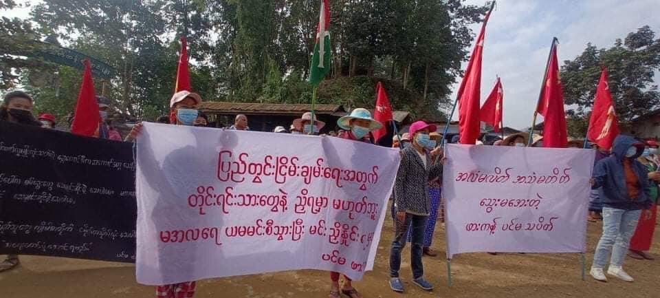 PAN60827910's tweet photo. Locals from Hpa-Kant Tsp marched in support of @NUGMyanmar,PDF,KIA, NUCC and protested against Genocidal Dictatorship.

#SanctionMOGE
#2022Jan22Coup
#WhatsHappeningInMyanmar https://t.co/PouoO7iyHW