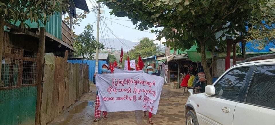 PAN60827910's tweet photo. Locals from Hpa-Kant Tsp marched in support of @NUGMyanmar,PDF,KIA, NUCC and protested against Genocidal Dictatorship.

#SanctionMOGE
#2022Jan22Coup
#WhatsHappeningInMyanmar https://t.co/PouoO7iyHW