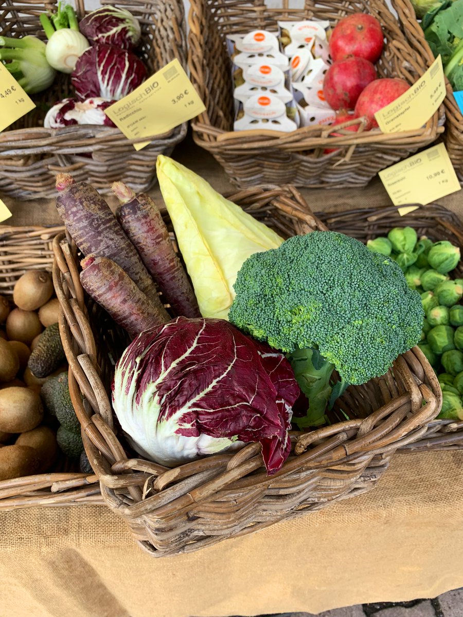 Veggie basket from the local market 💚🤩 #eatseasonal #vegetables