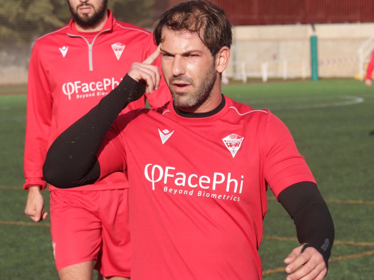 CFIAlicante's tweet photo. 🧠𝗖𝗼𝗻𝗰𝗲𝗻𝘁𝗿𝗮𝗰𝗶ó𝗻 🧠
🏋🏼‍♀️ Sesión de entrenamiento matinal con la 👀 en el ⚽️ de mañana 
🆚 @UA_Universidad 

#somosCelestes #vamosAlicante #juntossomosalicante #ElCorazondelCFIAlicante #nadaqueseresista https://t.co/KsM6GYVPkR