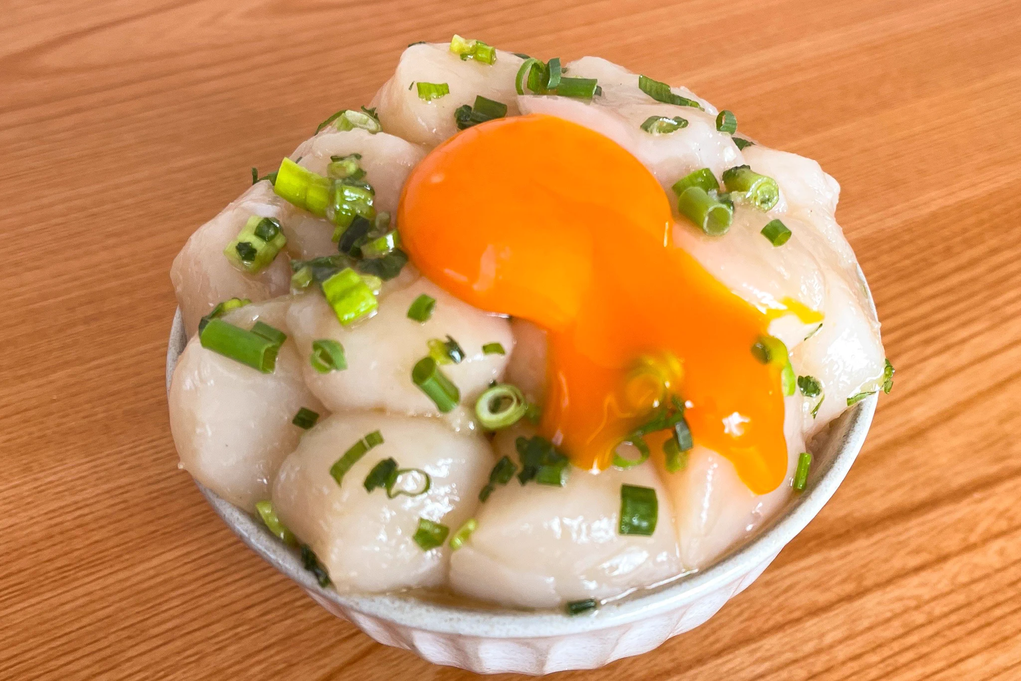 ちょっぴり贅沢なホタテ丼！「ほたてのねぎ塩ユッケ丼」をお試しあれ！