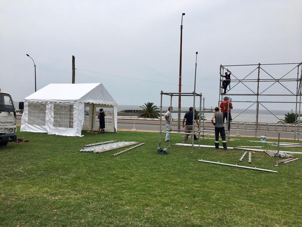 curaenlasredes's tweet photo. 💪🏽 Mucha gente trabajando en los preparativos del Gran Rosario de Bendiciones para las Familias 👨‍👩‍👧‍👦 
📍 Hoy a partir de las 19hs en la Aduana de Oribe 
📲 Transmisión en vivo por YouTube 👉🏽 https://t.co/ALzao86rWx 👈🏽 https://t.co/uOxoMttVdi