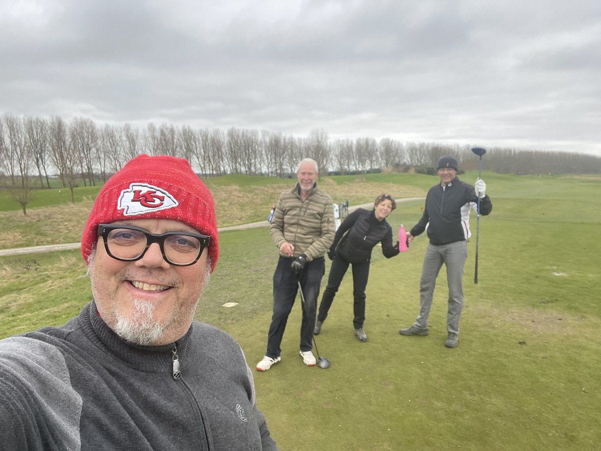 joskeijsper's tweet photo. Eerst lekker een rondje gegolfd vandaag, daarna een koele moek met bitterballs buiten nuttigen en in mn golfkloffie naar @AZAlkmaar om uit handen van mโn jeugdheld (Keesie Kist) twee borrelboxen te krijgen! Nu relaxenโฆ. #golf #reghthuys #keeskist #held #az #alkmaar https://t.co/llCRNgPgGW