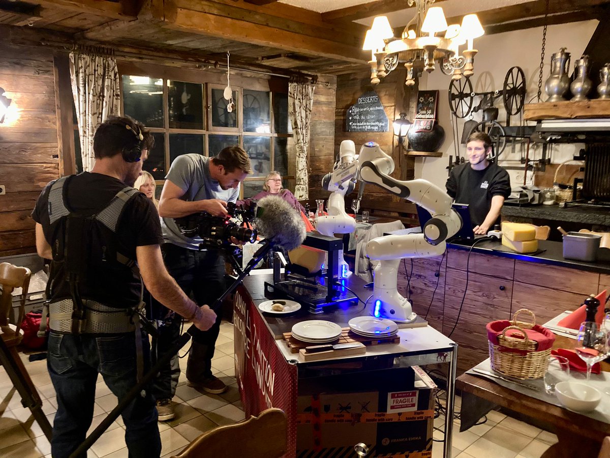 _michelperret's tweet image. #Raclette season and with a special one #Roboclette coming soon on @thismorning Show 🥳 @GimelliEng @FRANKAEMIKA workshop4.0 @valaiswallis #Verbier #Food #ITV