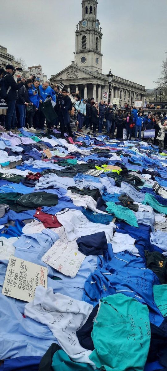 🇬🇧🚨 NHS staff against 💉 passports have laid down their uniforms on the steps of Trafalgar Square. #London 

🇬🇧 Trabajadores del Instituto Nacional de la Salud han depositado sus uniformes en las escaleras de Trafalgar Sq. #London

#londonprotest 
#NoVaccinePassportAnywhere