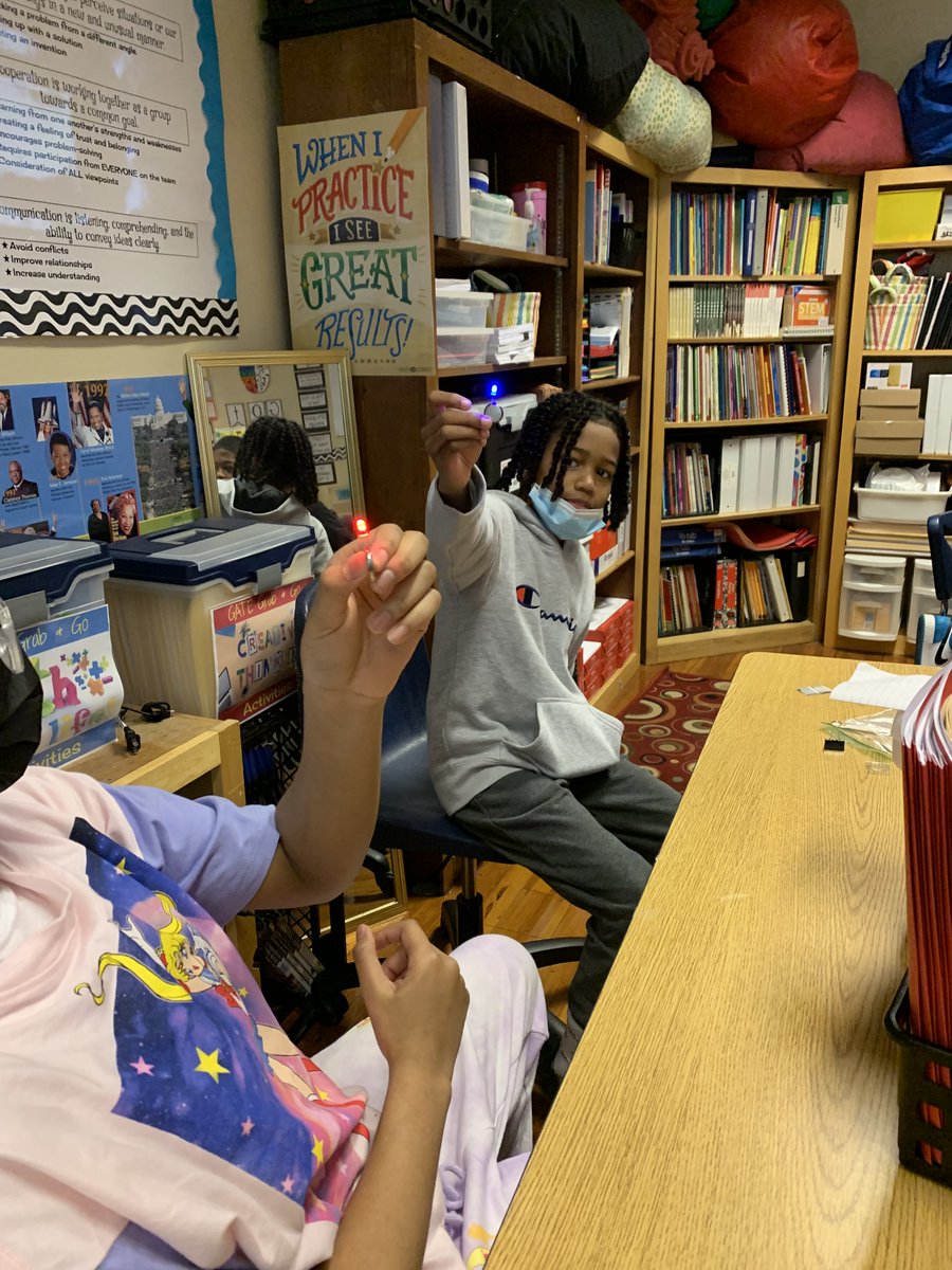 alabamagifted's tweet photo. 5th GATE class @ Phillips Academy. This week, we had an amazing time thinking like engineers and learning about the science of electricity and circuitry! Scholars made their own flashlights using commonly found household items! #algem22 #algifted Submitted by: Tamara King Sharpe https://t.co/Q2AK5dijbv