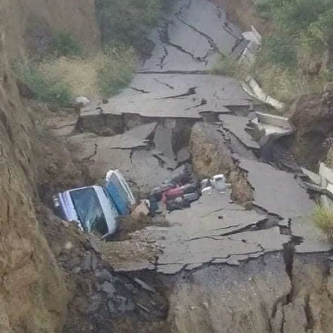 atntelevision's tweet photo. #Ecuador ➟ Un desastre natural sacudió la región de la #Amazonia, provocando el hundimiento de la carretera “Naranjitos” del centro poblado Pururco, en el distrito de #Jamalca, donde varios vehículos quedaron sepultados bajo la tierra y algunos pueblos incomunicados.
#ATNdigital https://t.co/pnFrj2JCoM