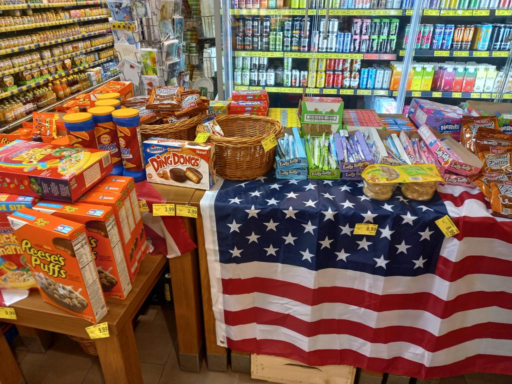 MrGIF4479's tweet photo. @mamich_72 @Eintr8Steelers @tobias_1609_usa Zumindest immer US Produkte im Angebot und dann für #NFL Playoffs Sonderfläche, bis auf den Non-Food Merch ist aber alles davon ganzjährig im Angebot. #USBeer ist gerade ausverkauft, kein #BudLight oder #Miller da https://t.co/tJkcZKsbzb