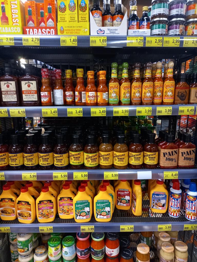 MrGIF4479's tweet photo. @mamich_72 @Eintr8Steelers @tobias_1609_usa Zumindest immer US Produkte im Angebot und dann für #NFL Playoffs Sonderfläche, bis auf den Non-Food Merch ist aber alles davon ganzjährig im Angebot. #USBeer ist gerade ausverkauft, kein #BudLight oder #Miller da https://t.co/tJkcZKsbzb