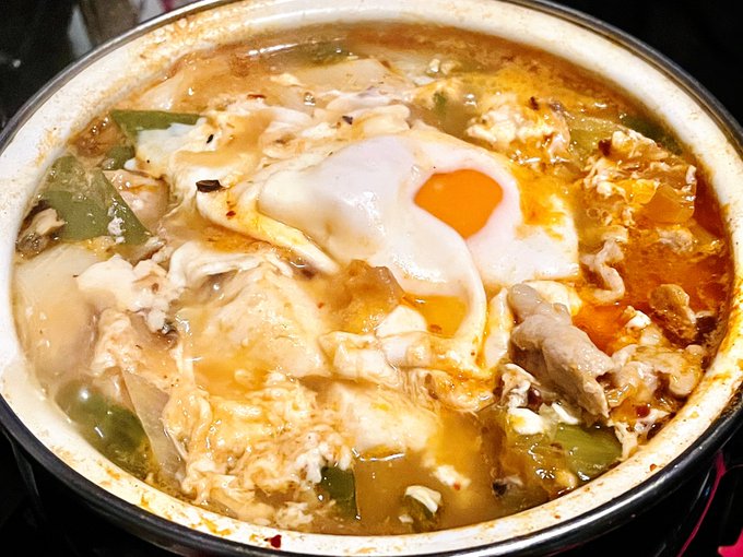 スンドゥブチゲできた!
見た目には全くわからないけど、豚肉150g、キムチ半分、ネギ一本、豆腐一丁入ってるよ!
2人前に見えるけど1人で食べるよ! 