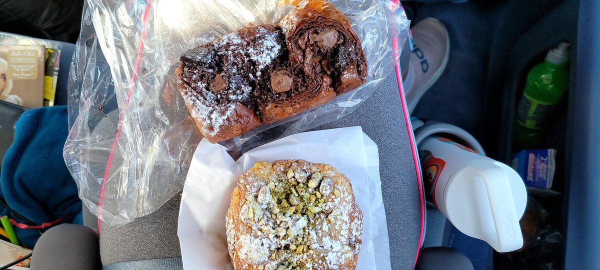 ysaandsam's tweet photo. Delicious food in Albuquerque. Chocolate loaf and chocolate pistachio croissant.
#goodfood #chocolate #BlueDoorPatisserie https://t.co/hUV4RlzGIM