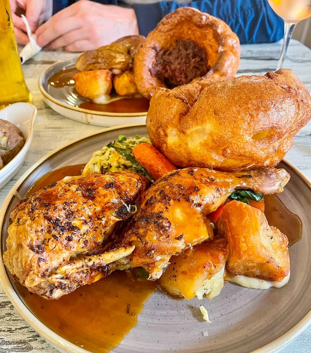 thebickleyarms's tweet photo. What's your favourite part of a roast dinner? 🧡
For us it's got to be a big old yorkshire pud filled with gravy!
@youngspubs
#roastdinner #sundaylunch #sunday #londonroast
#roastpost #foodie #yorkies #yorkshirepudding
#londonpubdood #pubfood #youngspubs #togetheratyoungs https://t.co/b089VP94ZL