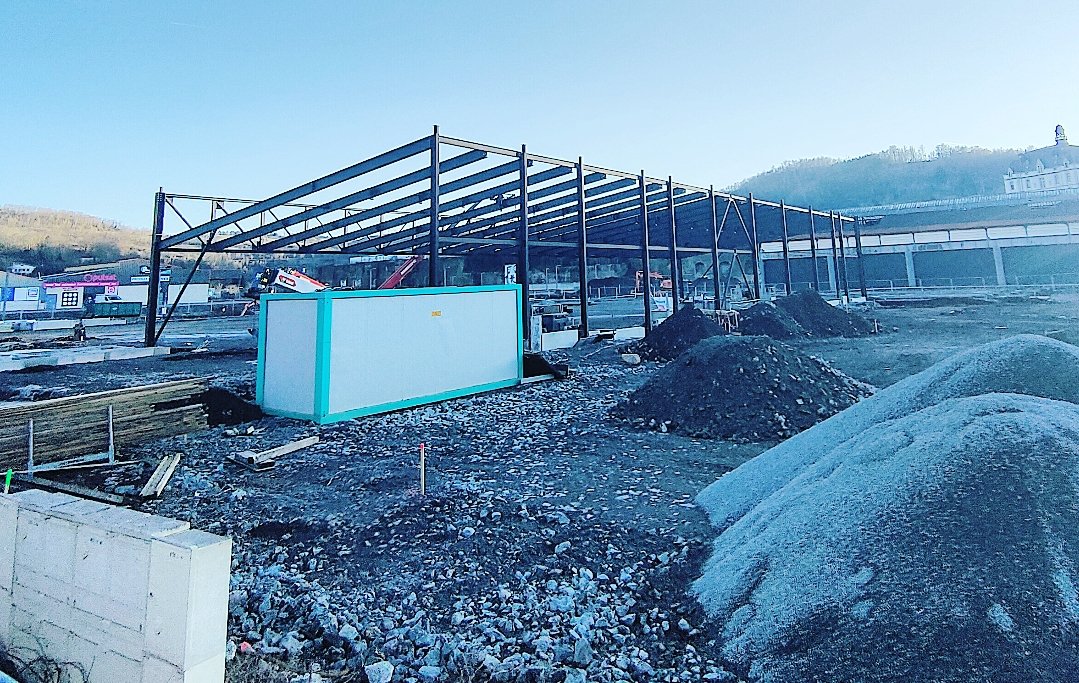 👀 Les travaux du futur centre commercial de la zone du centre battent leur plein. Ces derniers jours, chacun a pu constater l'installation des premières ossatures métalliques du futur complexe commercial.

#Decazeville #Aveyron