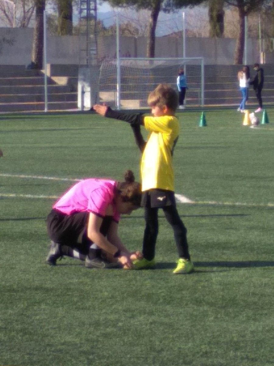 AngelBravoRFFM's tweet photo. La foto de la jornada, dónde la Árbitro #ElisabethAlvarezJimenez del @CAFM_oficial le deja el silbato para atarle la bota al jugador y el jugador le da el gusanillo de arbitrar. https://t.co/Flk0UD5d54