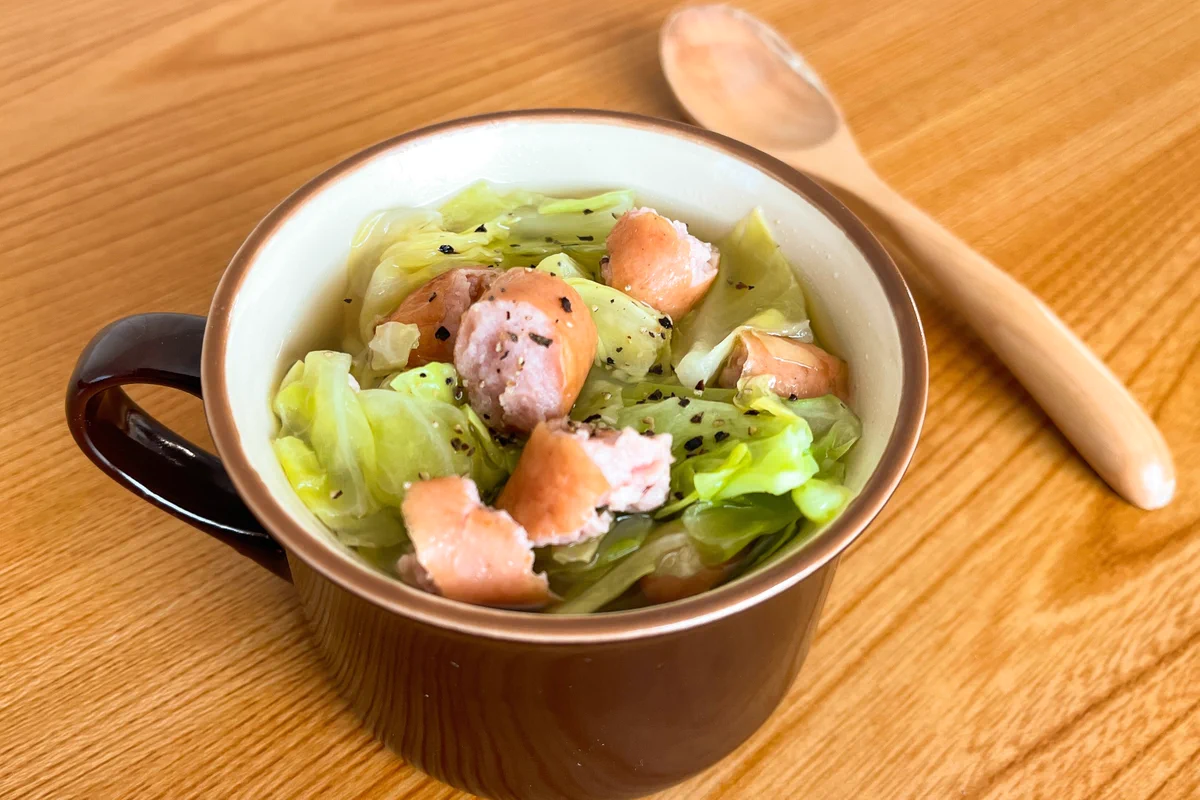 思い立ったらすぐに作れそうなお手軽さ！キャベツやソーセージを使った簡単「スープ」レシピ！
