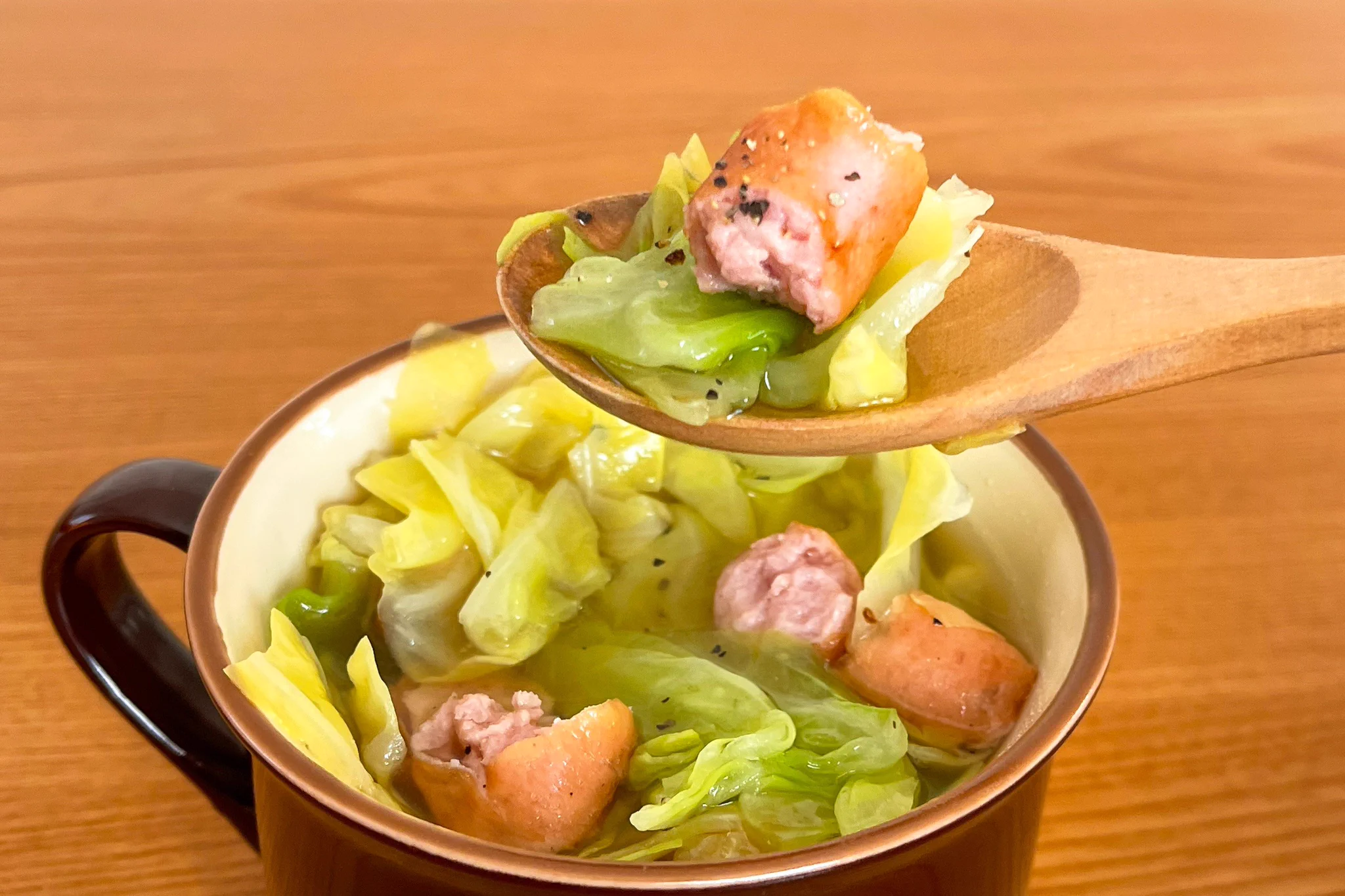 思い立ったらすぐに作れそうなお手軽さ！キャベツやソーセージを使った簡単「スープ」レシピ！
