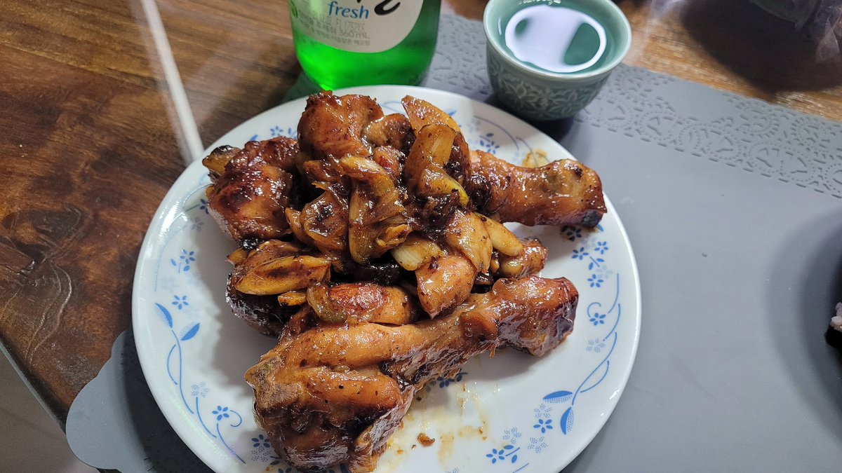 시장에서 #닭다리 12개에 11,000원.

갖은 양념으로 쫄려 만든 닭다리. 쇠주 한잔 곁들이니 쥑인다.