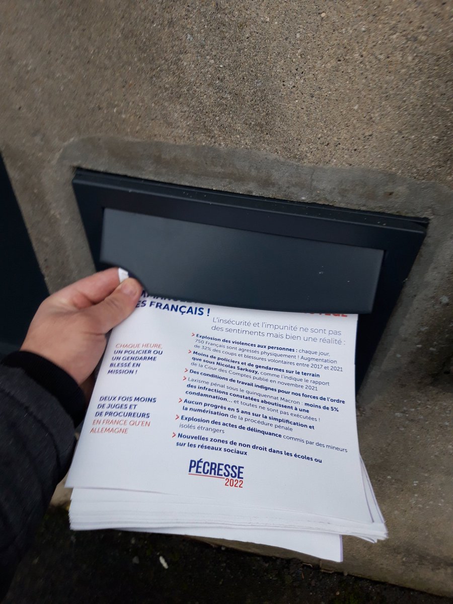 AkliCedric's tweet photo. Distribution et collage à Nouzonville ce matin, merci à mon équipe de la 2ème Circonscription des Ardennes !!#LR08, #Pecresse2022 https://t.co/JEvonOn3nd