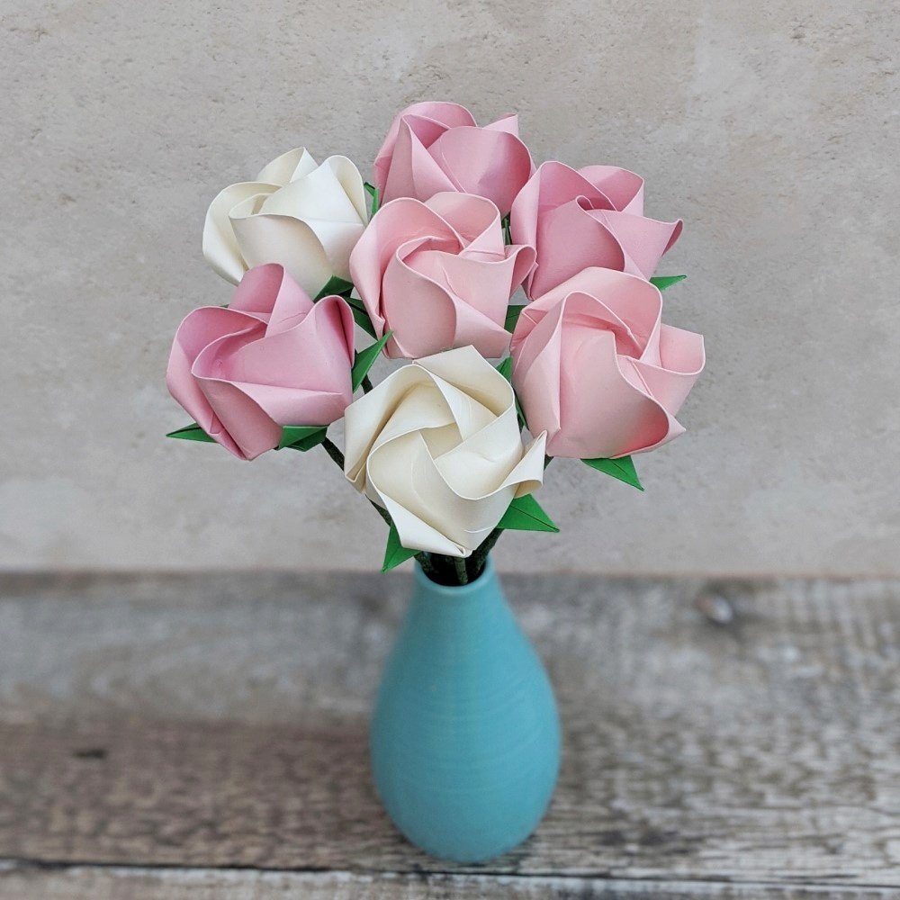 Pastel pink origami roses bouquet, a very special gift for your Valentine 💖 #tbch #ValentinesDaygifts #roses thebritishcrafthouse.co.uk/product/pastel…