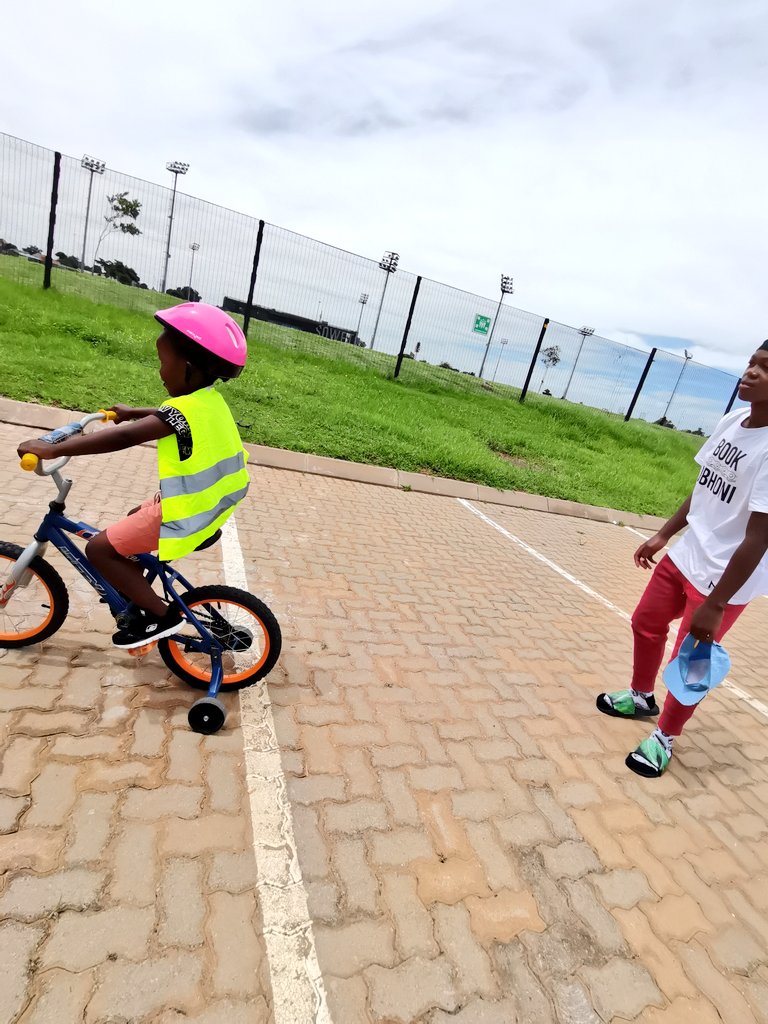 book_ibhoni's tweet photo. Our free bicycle lessons are back by popular demand 🚴🏿♂️🇿🇦
Every Saturday
📍Klipspruit Sports Center
⏰ From 10am till 12pm
Registration done at the venue.
#SowetoBicycleNetwork #TALKLandscapes #BikEatsSoweto #BookIbhoni #LearnToRide #BicycleLessons https://t.co/8Ge4UMnchv