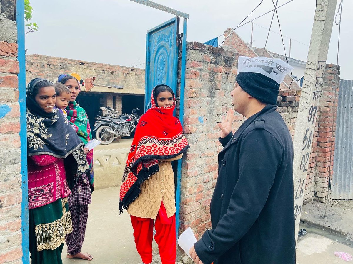 faisalkhanlala's tweet photo. 22 जनवरी 2022 #program58
रामपुर 37 विधानसभा में AAP प्रत्याशी @faisalkhanlala के समर्थन में दलपुरा में डोर-टू-डोर जाकर केजरीवाल जी की मुफ़्त बिजली और रोज़गार की गारंटी को लेकर वोट की अपील की। https://t.co/Es8cmDEmjB