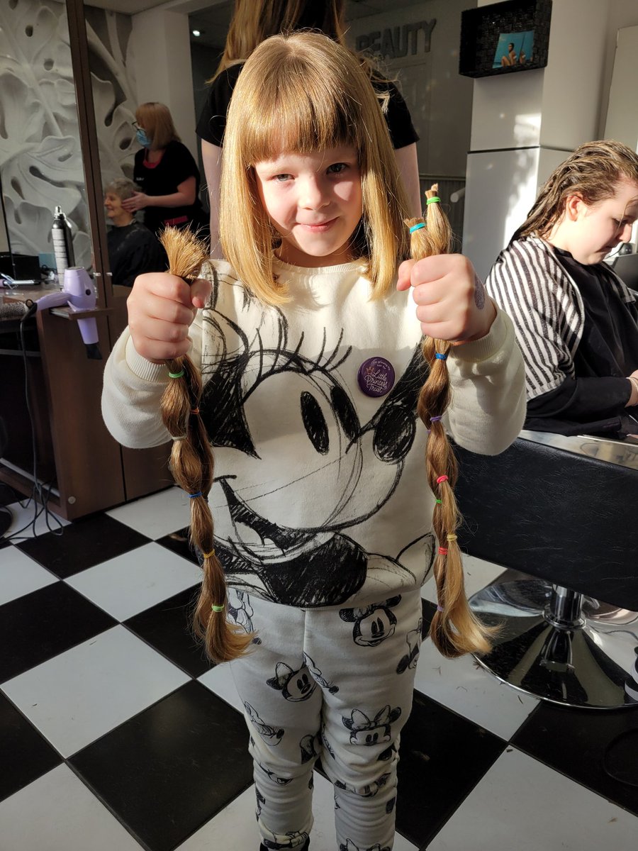 ToniMit88's tweet photo. @LPTrustUK @Newyorkprimary 

I am sooooo proud of our Megan ❤  the cut has been done and she looks amazing ❤

Thank you to everyone  who has donated ❤ she has made about £350 https://t.co/qsEFe4JhJr